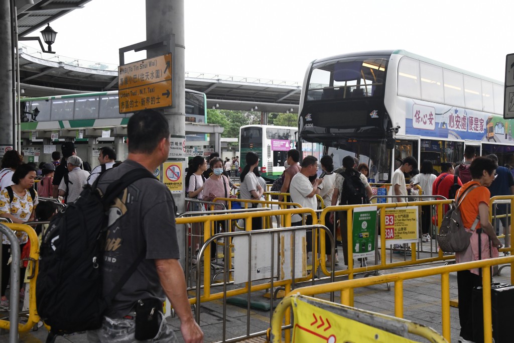 巴士站亦大排長龍。徐裕民攝 巴士站亦大排長龍。徐裕民攝