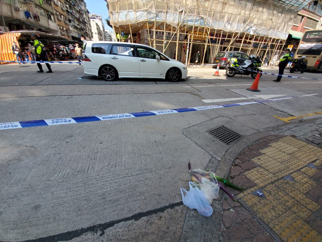 警方封鎖現場調查地上遺下一袋餸菜。