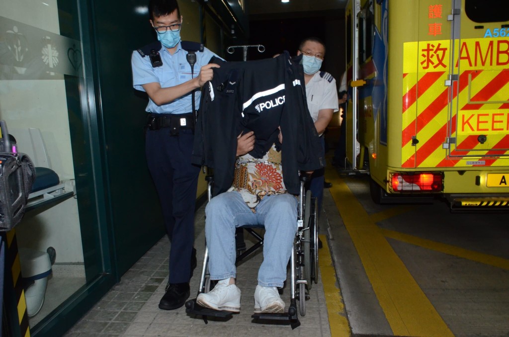 陳強利報稱不適,由救護車送往明愛醫院檢查,其間他腰纏鎖鏈。