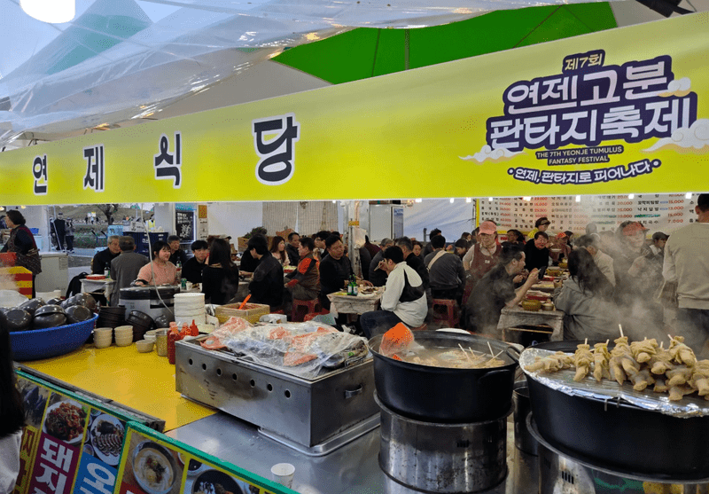 涉事小食档，蒸炉和汤里都可以看到橙红色包装袋。 Threads