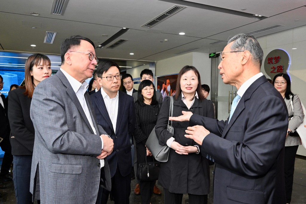 陈国基（左二）在广州国家实验室听取中国工程院院士锺南山（右一）的介绍。政府新闻处