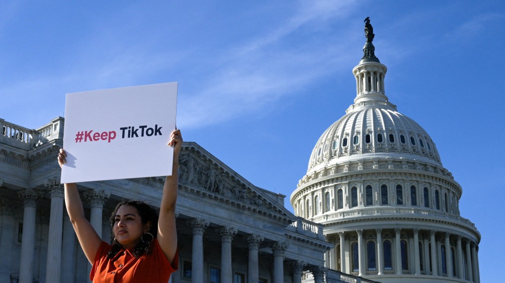 美國民眾在國會外抗議封殺TikTok。　路透社