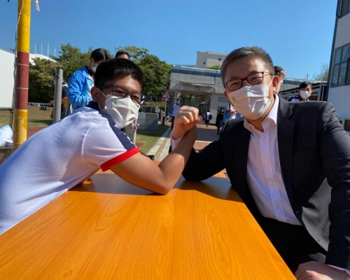 蕭澤頤與少年警訊代表「拗手瓜」勝出。