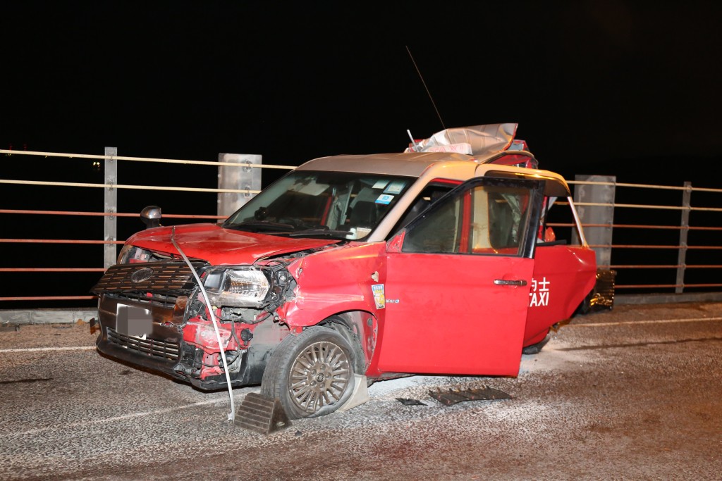 意外中，的士司機及乘客送院不治。