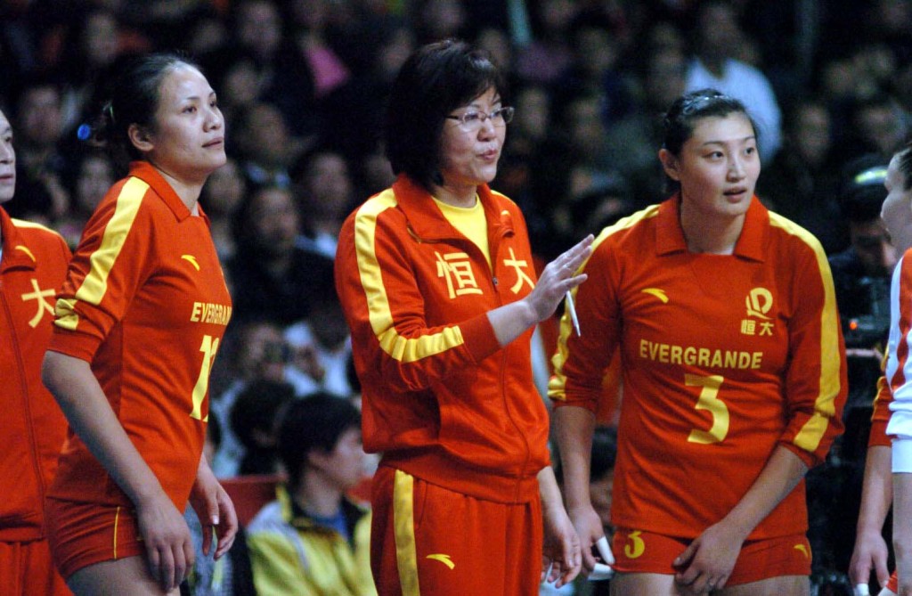 郎平2009年回国，担任广东恒大女子排球队教练。