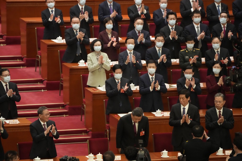 中國國家主席習近平當選主席後鞠躬致意。AP