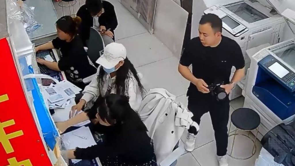白帽女打印後迫店員協助分類不果，即情緒崩潰。抖音