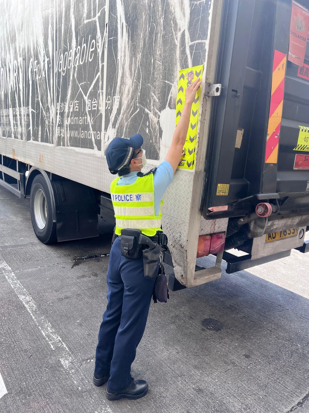 警方向貨車司機派發印有「切勿攝車罅」的反光標語貼紙。 警方向貨車司機派發印有「切勿攝車罅」的反光標語貼紙。