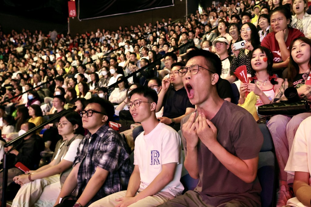  世界女排聯賽香港站，球迷看得如癡如醉。 劉駿軒攝