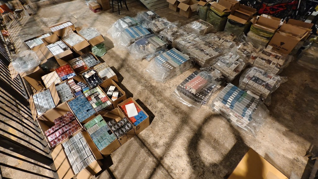 警方在車內搜出40箱（共約31.5萬支）懷疑未完稅香煙。