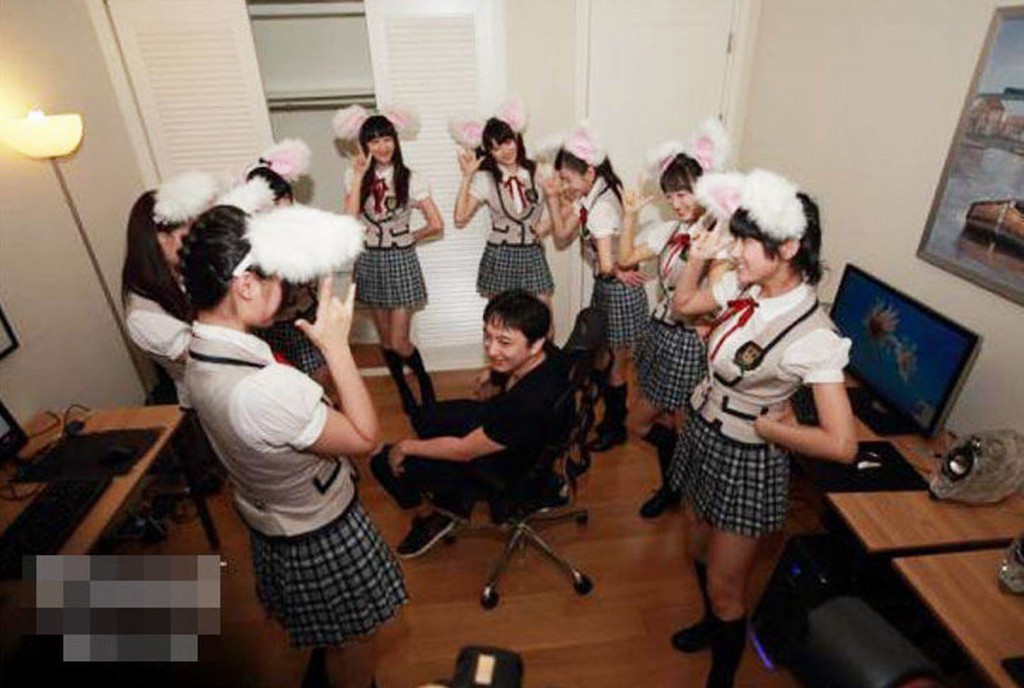 當日SNH48成員們扮成兔女郎，更圍着王思聰跳舞。