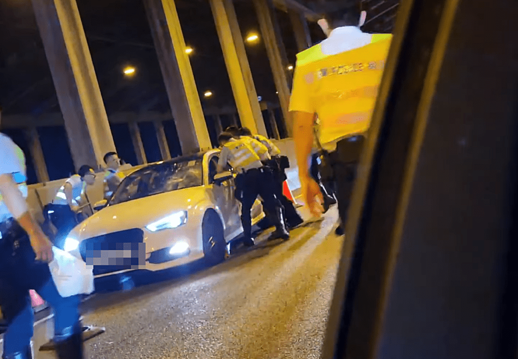 大批警員包圍私家車。fb：車cam L（香港群組）