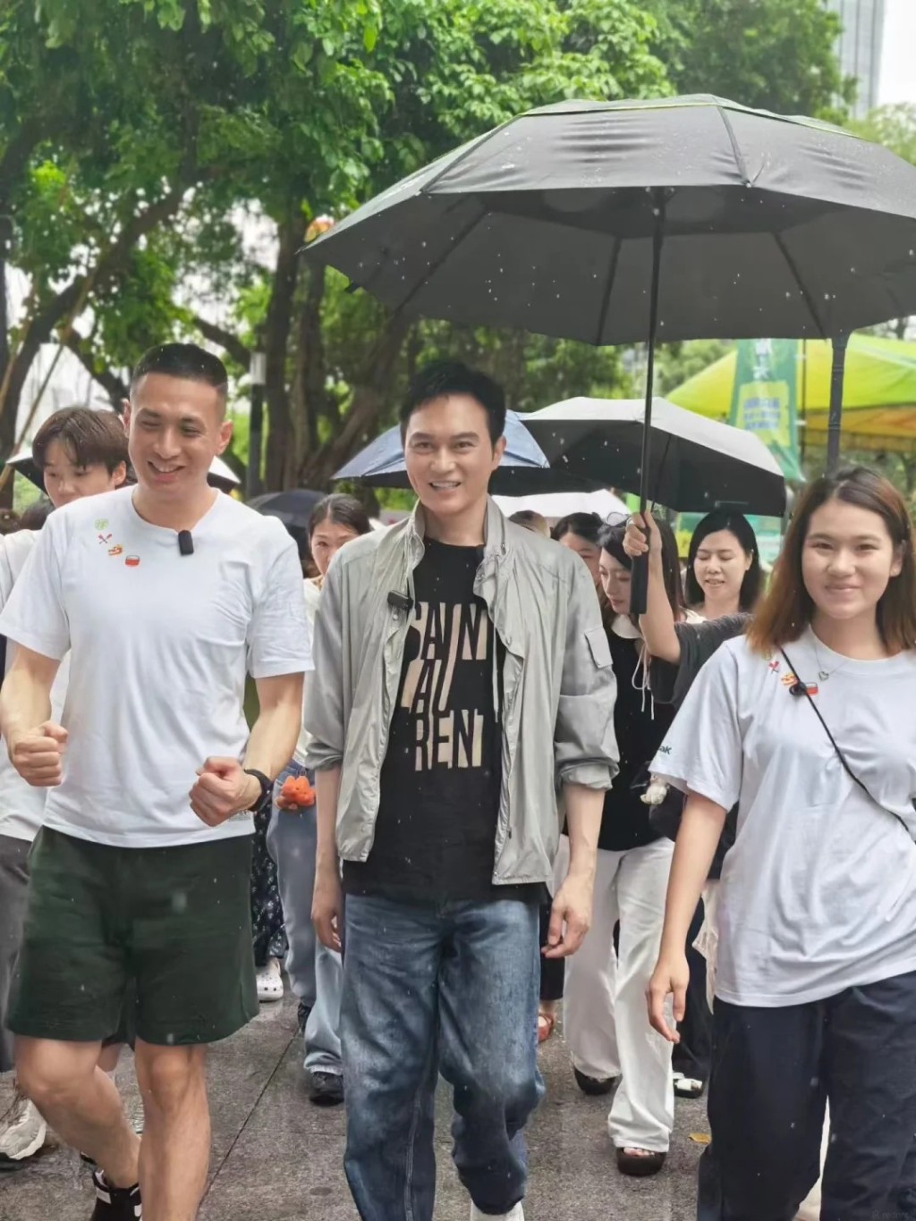 張智霖現身後,即被數百名途人圍觀拍照。 張智霖現身後,即被數百名途人圍觀拍照。