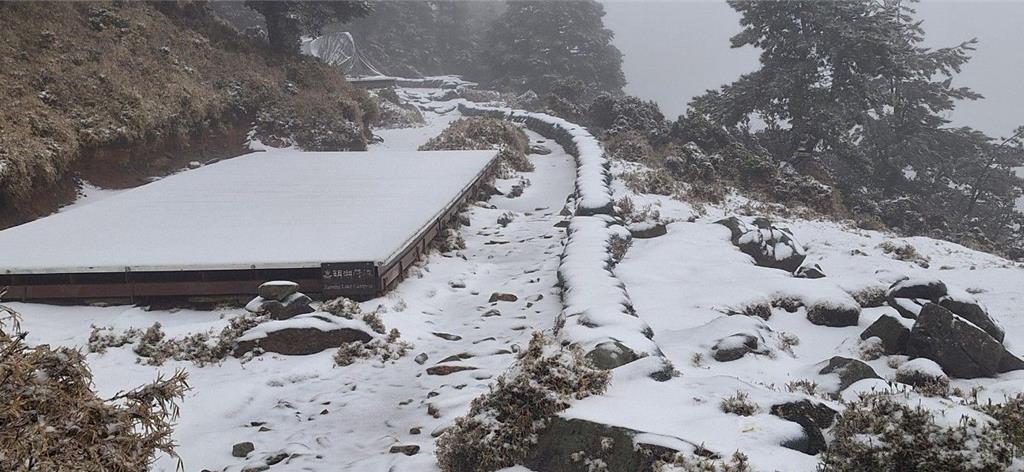 台東嘉明湖山區降雪，出現白色世界美景。熊出沒團隊