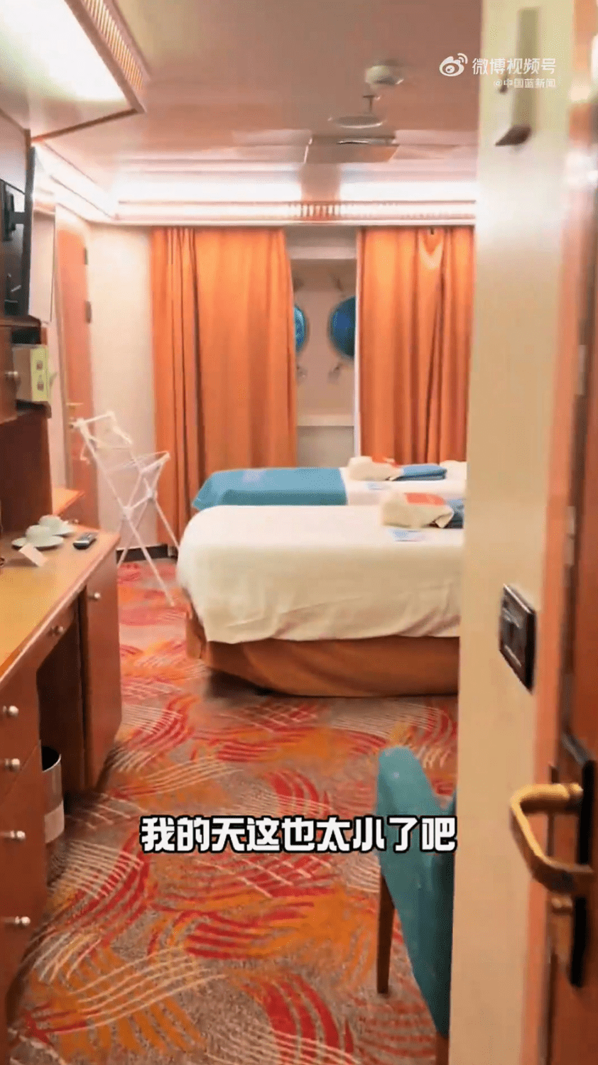 杜凱琹進入兩人共住的房間後,忍不住直言空間太小。微博@中國藍新聞 (下同) 杜凱琹進入兩人共住的房間後,忍不住直言空間太小。微博@中國藍新聞 (下同)