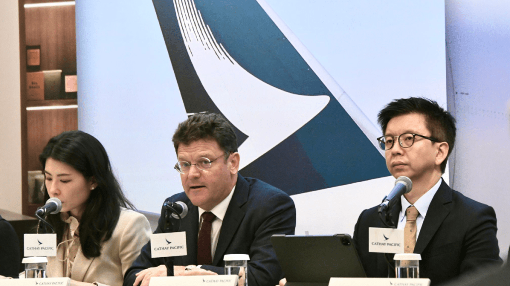 國泰主席賀以禮(中)、行政總裁林紹波(右)等董事主持股東會。
