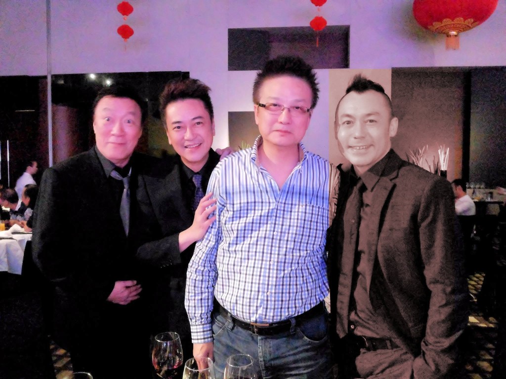 張煒（左二）於社交平台上載昔日晚宴的合照，撰文悼念雷宇揚（右一）。