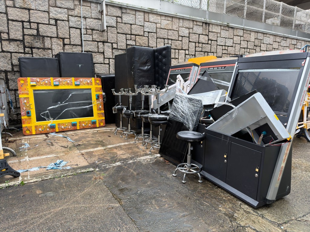 警方檢獲4部釣魚機、一批遊戲卡及約200元現金。 警方檢獲4部釣魚機、一批遊戲卡及約200元現金。
