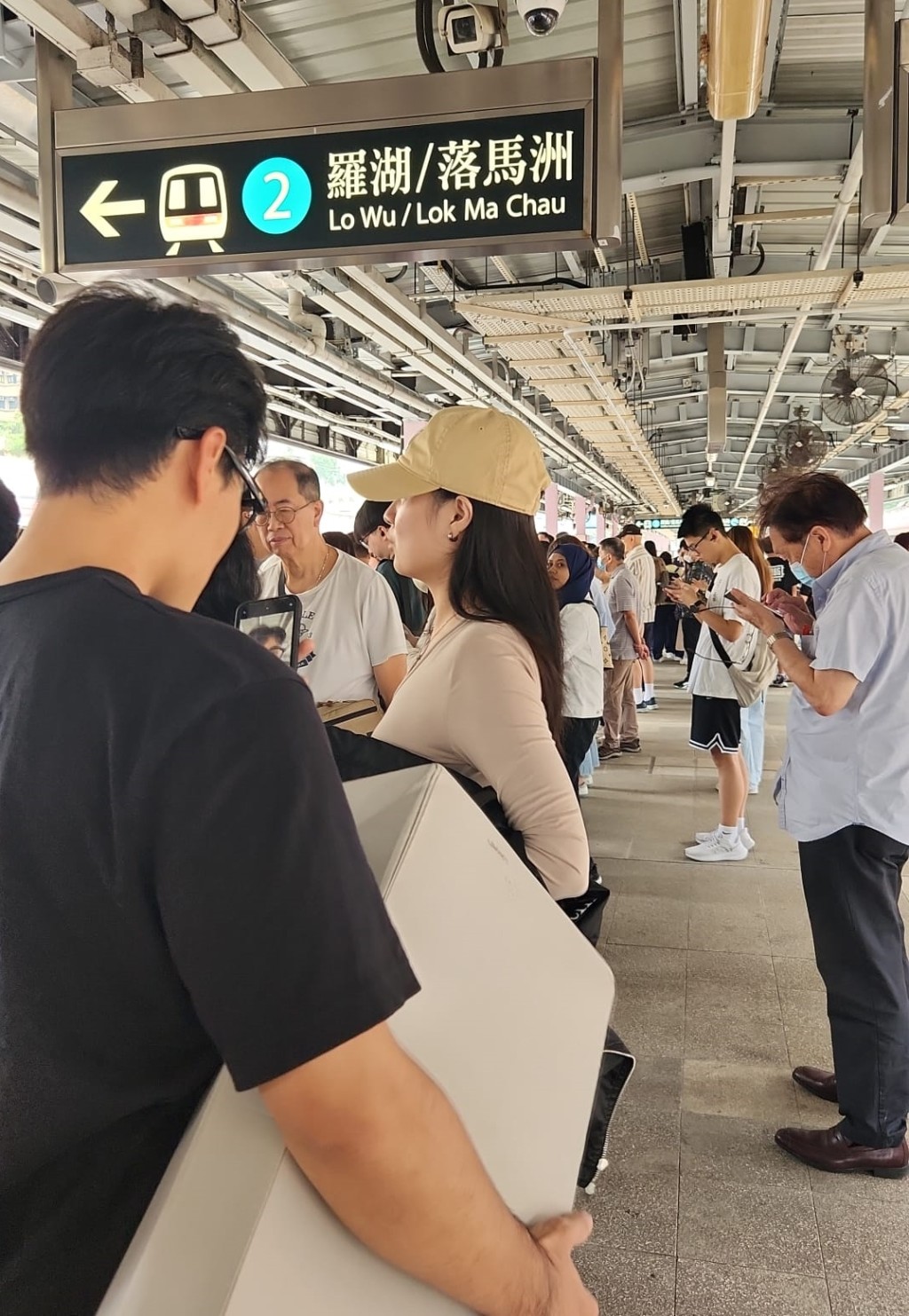 事故期间，沙田站迫满人。读者提供图片