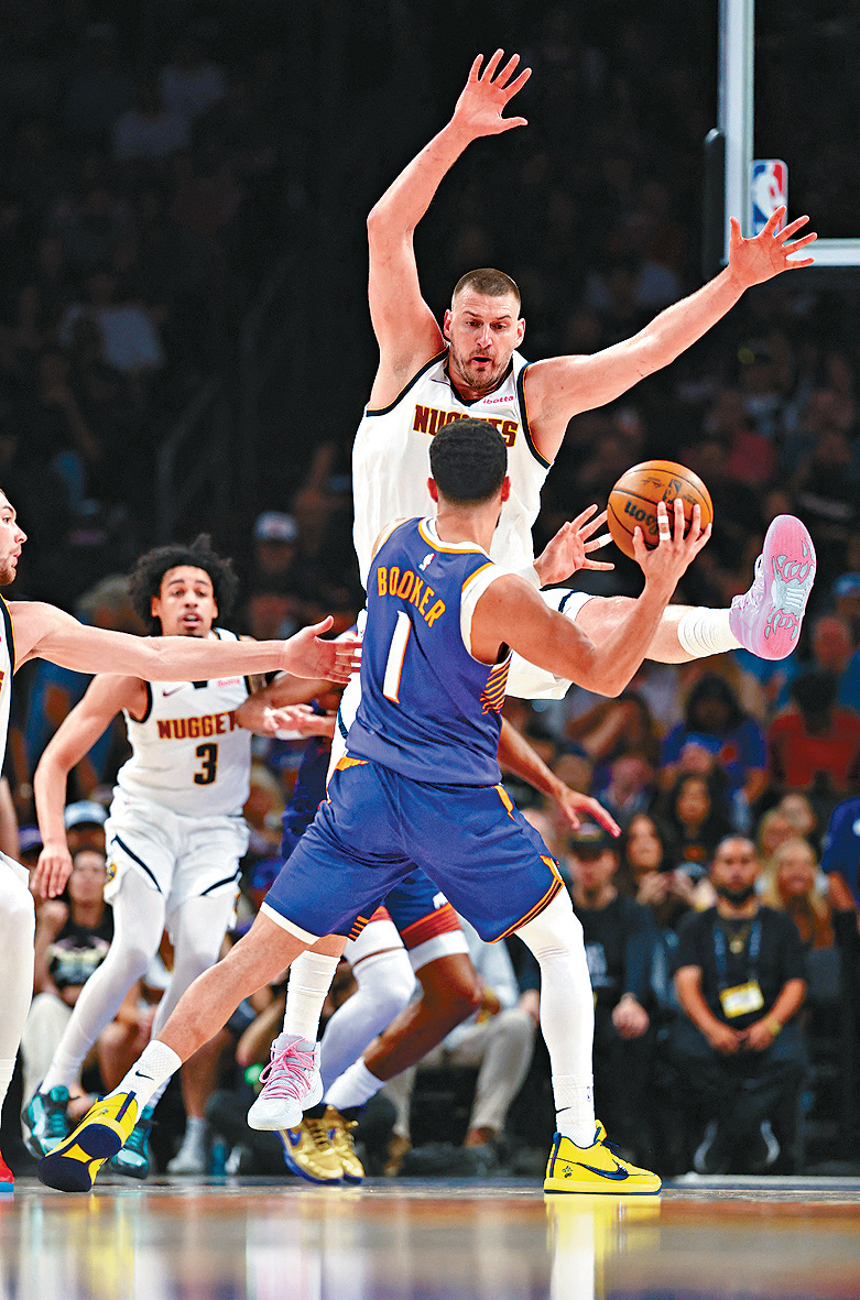 約基治帶領球隊贏波。