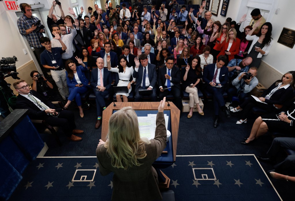 特朗普政府以保護敏感資料為由，禁止記者在未經預約的情況下，進入白宮新聞辦公室的部分區域。路透社