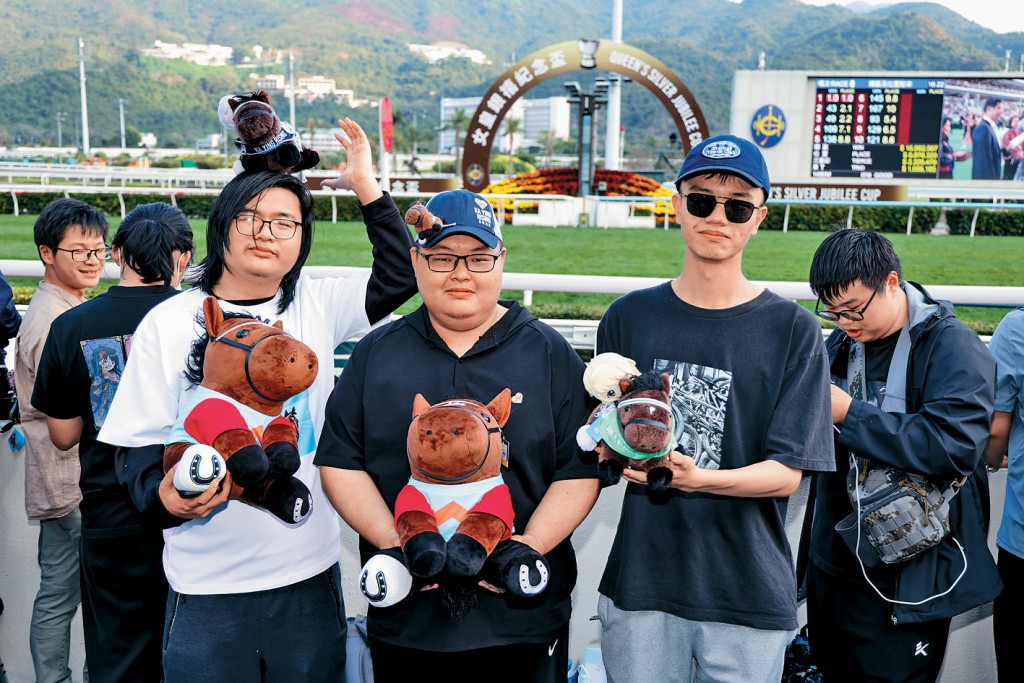 廣州旅客張先生（左一）與朋友專程來港支持「嘉應高昇」。