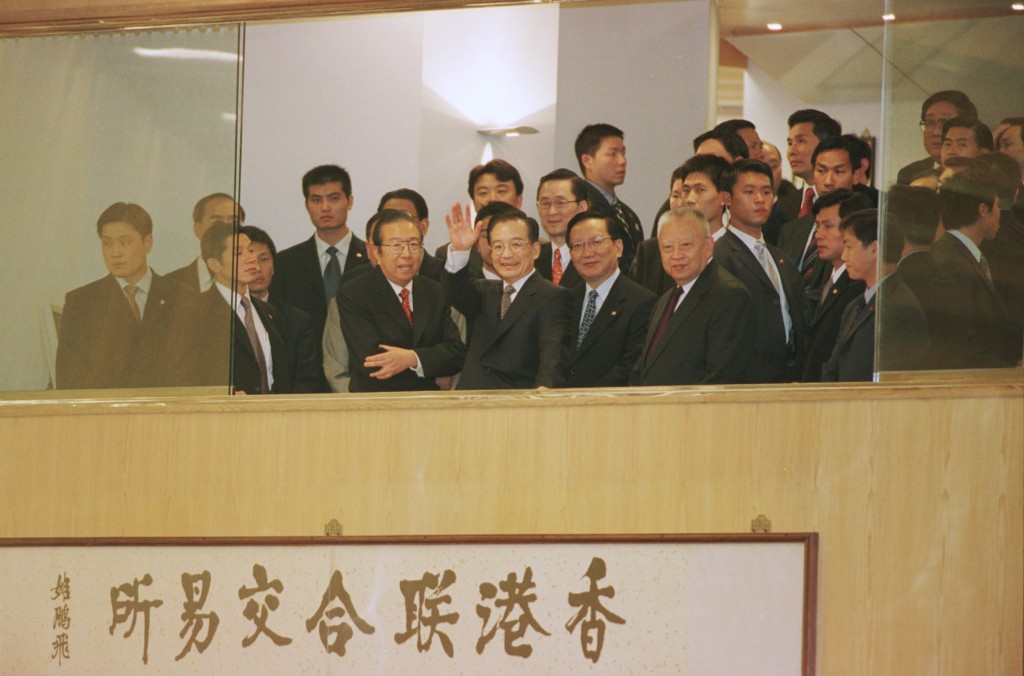 国务院前总理温家宝2003年视察联交所，其左边为李业广