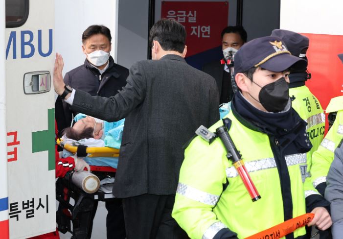 南韩最大在野党「共同民主党」党魁李在明昨日遇袭。路透社