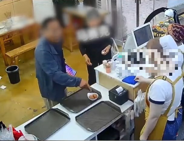 两名长者因要求退款被拒，情绪失控拿起水煮蛋猛砸向店主。搜狐千里眼