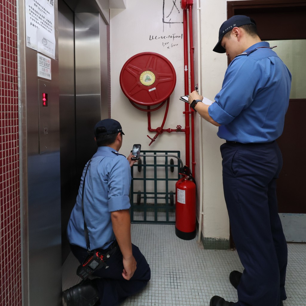 8月10日,消防處與屋宇署採取聯合行動,主動巡查正進行大型維修的樓宇,攜手檢視違規情況,全力保障市民的生命財產安全。 8月10日,消防處與屋宇署採取聯合行動,主動巡查正進行大型維修的樓宇,攜手檢視違規情況,全力保障市民的生命財產安全。