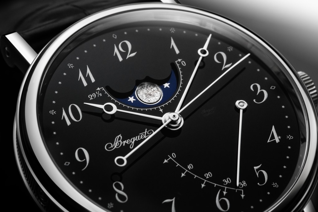 Breguet Classique Phase de Lune 7787，12點和3點位置設有月相和動力儲備顯示。