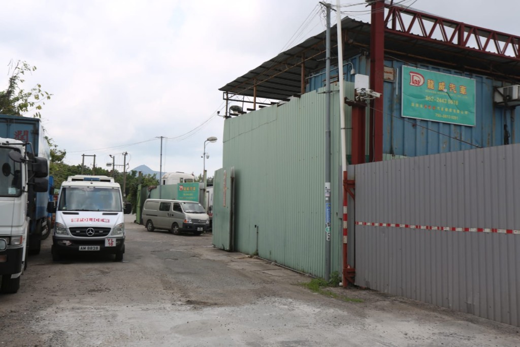 现场是元朗公庵路龙田村一个货仓。