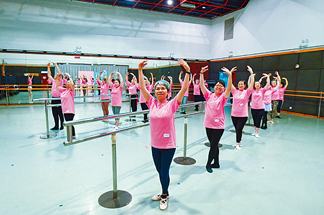 在港芭導師嘅專業指導下，學習簡單而優雅嘅舞蹈動作。