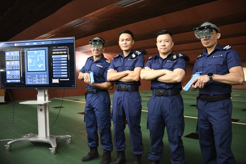 郭家俊高级警司(左二)和凌子杰警司(右二)介绍「MR训练系统」。 杨伟亨摄