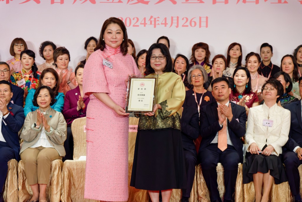 行政長官夫人李林麗嬋頒發第一屆理事會會長證書予榮吳佩儀。 行政長官夫人李林麗嬋頒發第一屆理事會會長證書予榮吳佩儀。