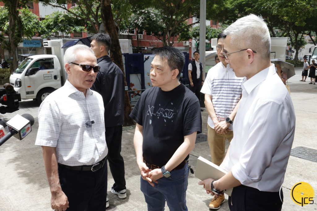 岑浩輝與青洲一家茶餐廳的店主深入交流。澳門新聞局圖片 岑浩輝與青洲一家茶餐廳的店主深入交流。澳門新聞局圖片