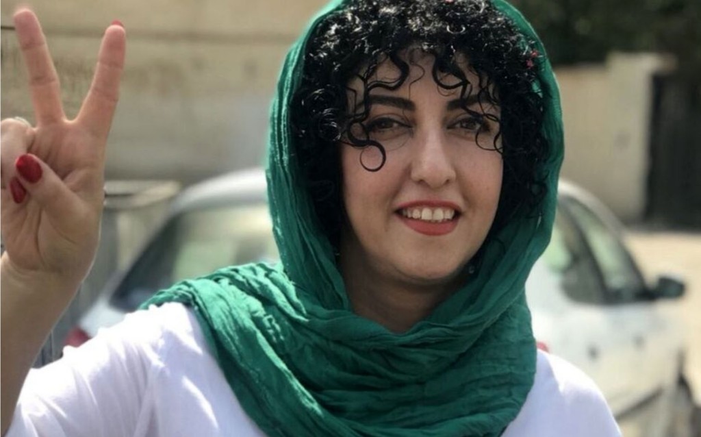 自1979年伊朗伊斯兰革命之后，当地女性在公共场所都必须戴上头巾，但纳尔吉斯无论如何都不愿遵从。