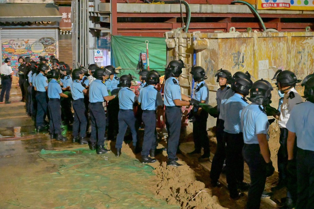 警方連夜拆除炸彈,最終花費9個多小時完成拆彈工作。香港警察fb圖片 警方連夜拆除炸彈,最終花費9個多小時完成拆彈工作。香港警察fb圖片