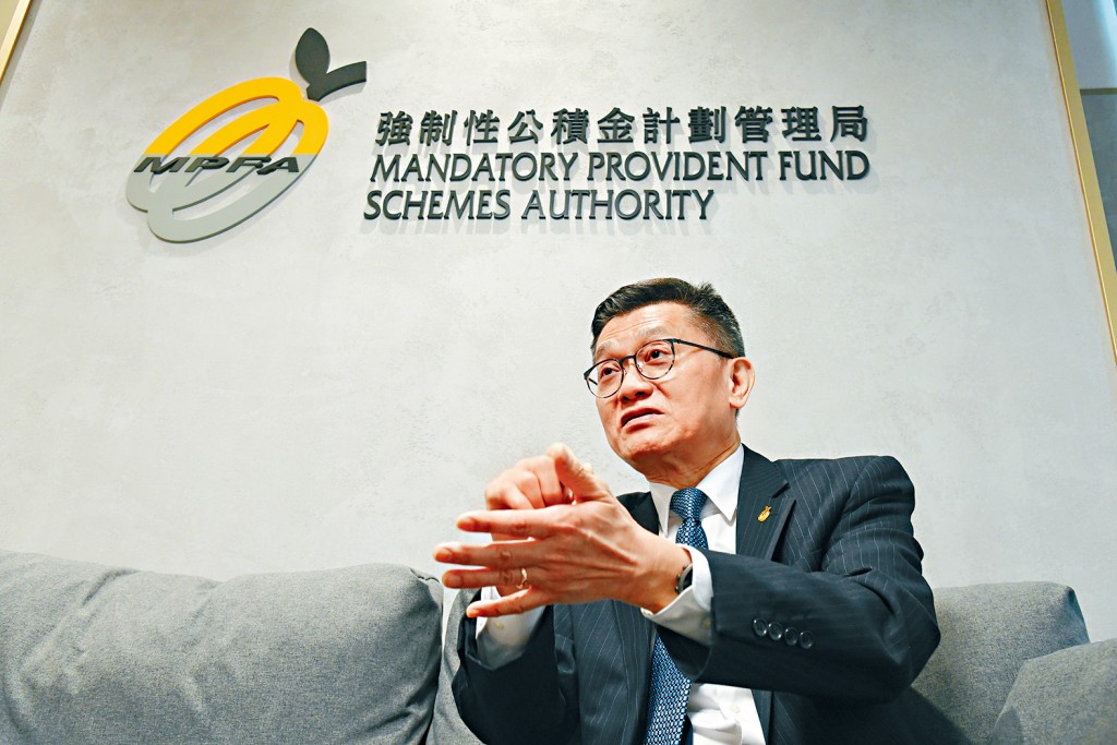 鄭恩賜表示,積金易平台首階段運作大致暢順,已責成承辦商繼續改善服務質素。