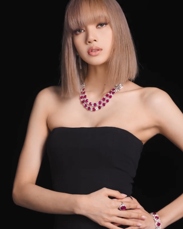 Lisa不愧係「人間Barbie」。