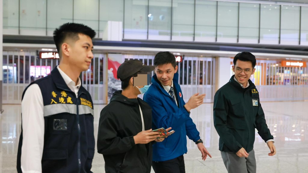 受害人在保安局專責組嘅陪同下返港。保安局圖片