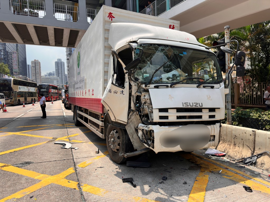 中型貨車右車門損毀。