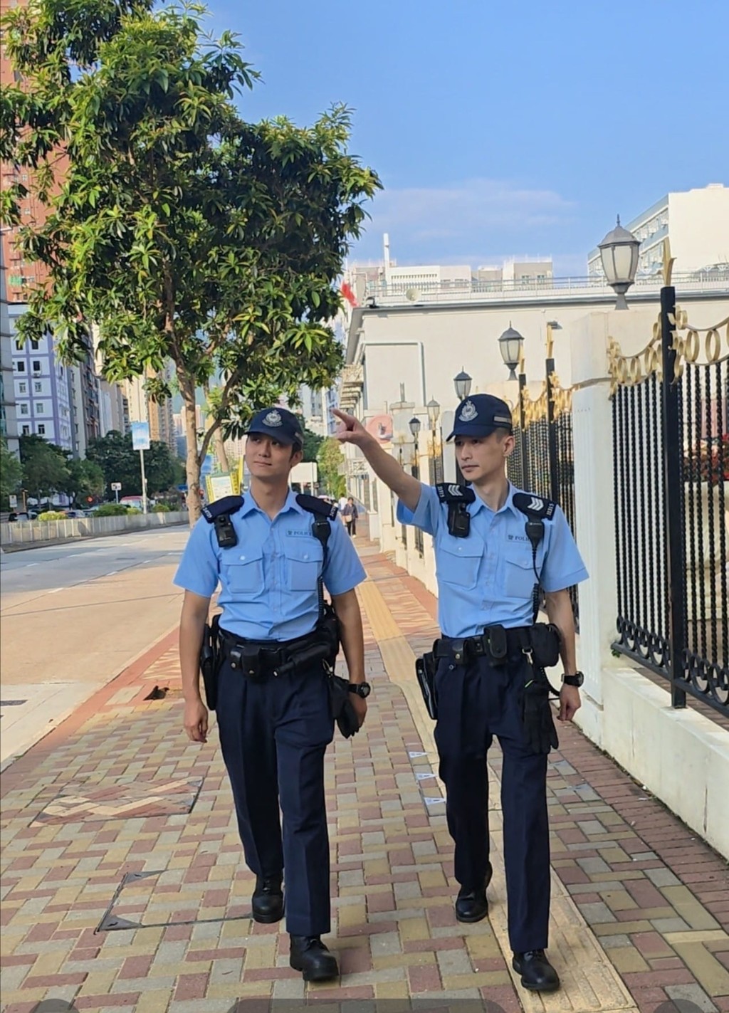九龍城分區軍裝巡邏小隊署理警長蘇兆榮(右)及警員黃文諾(左)，致力守護市民的生命財產安全。