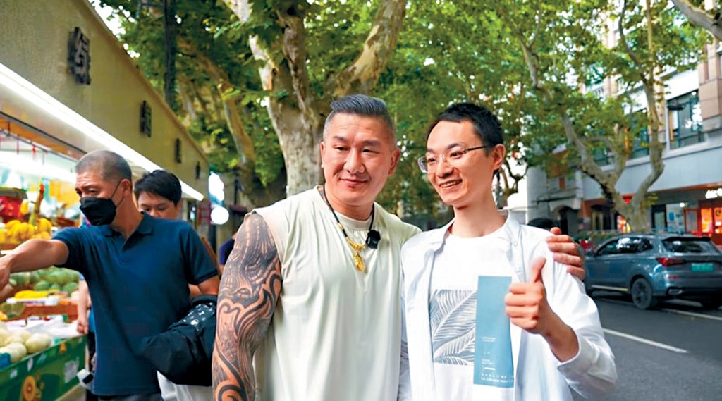 館長陳之漢(中)遊上海時與路人合照。