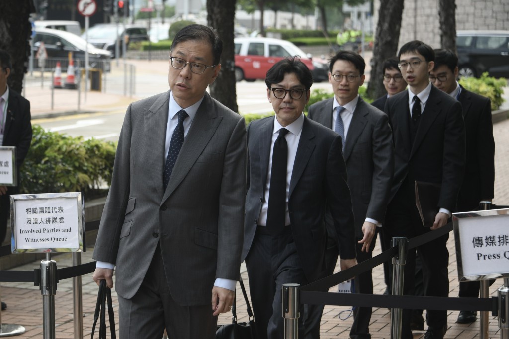 代表委員會的資深大律師杜淦堃（左一）。