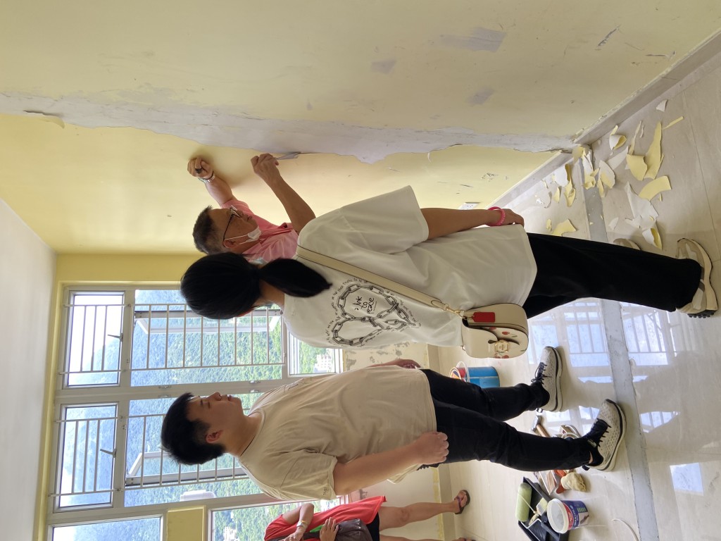 退休後的開叔選擇為街坊維修家居，圖中教授學員如何剷走批盪。