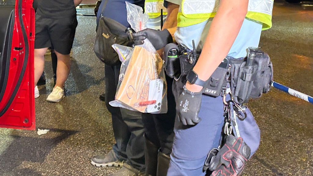 警方在車上檢獲懷疑毒品。蔡楚輝攝