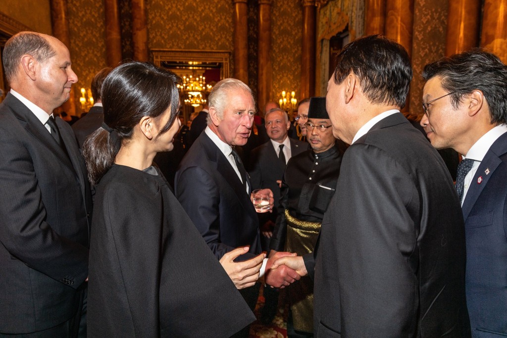 尹鍚悅將於11月國事訪問英國，圖為查理斯三世去年9月與出席已故女皇喪禮的尹錫悅握手。英國外交部圖片