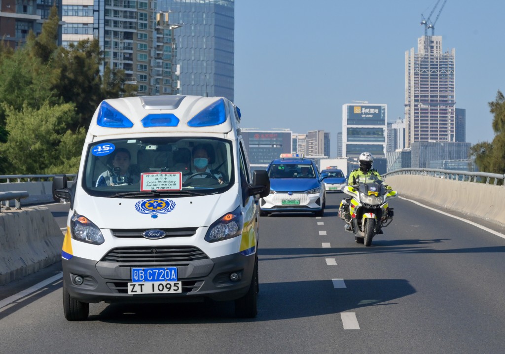 與演練的深圳跨境救護車由香港大學深圳醫院出發前往內地深圳灣口岸。政府新聞處圖片