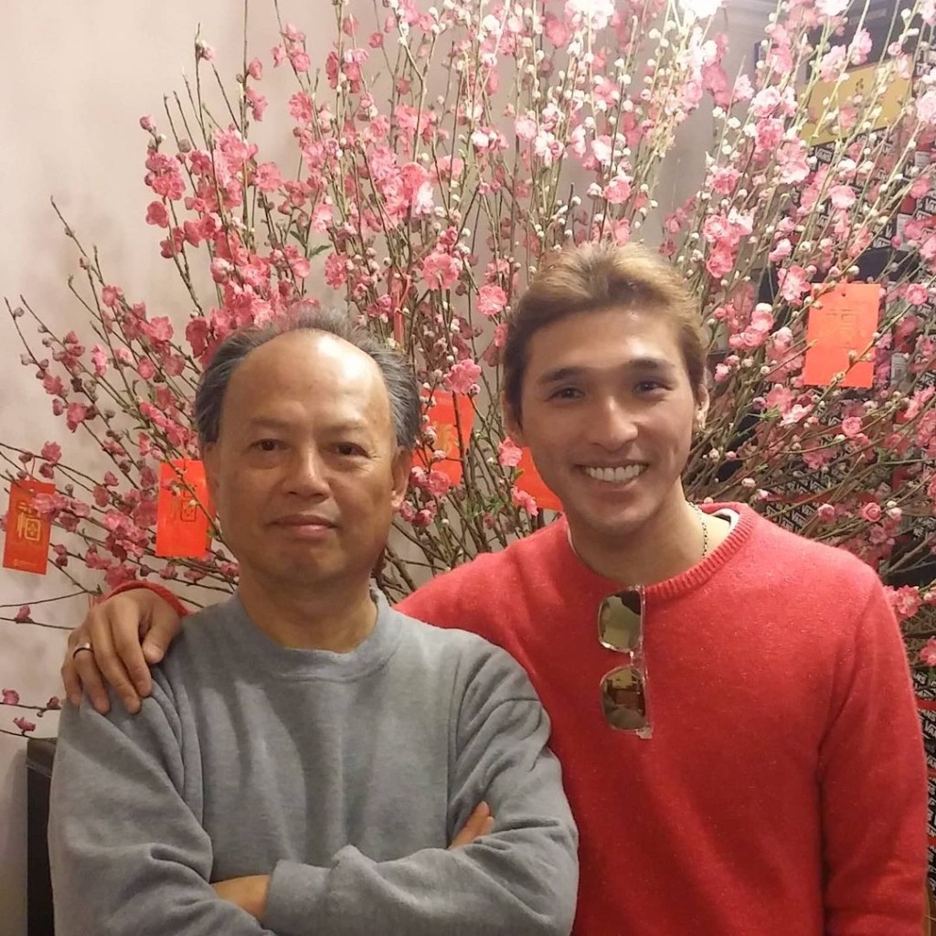 患腦退化症的黃父（左）於本月8日離世。